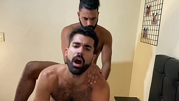 comendo o passivo na frente do marido dele
