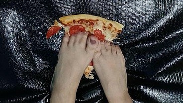 Tu cena está servida... bajo mis pies 🍕👣