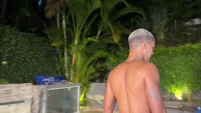 3 amigos dotados da casa de praia se conhecem na piscina e sao pegos no flagra