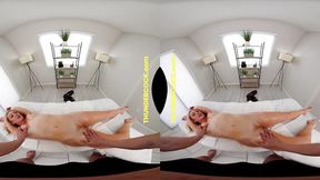 Petite COUGAR Sadie Summers rides hefty cock in reverse mounted