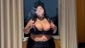 safada fumando na janela do motel