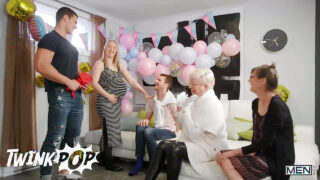 Szopás, maszturbáció, elélvezés, csupasz hátú – hatalmas faszú tetovált Benjamin Blue és Malik Delgaty basszák a seggüket