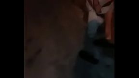 Loirinha safada mostra a bunda no meio da rua