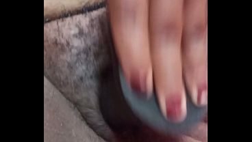 Evang&eacute_lica gostosa faz selfie se masturbando com uma rola preta