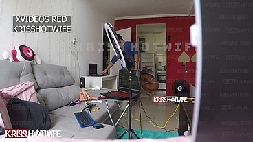 Kriss Hotwife. Casada Safada Recebendo Prestador De Serviço Semi Nua