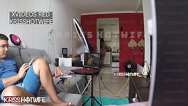 Kriss Hotwife. Casada Safada Recebendo Prestador De Serviço Semi Nua