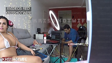 Kriss Hotwife. Casada Safada Recebendo Prestador De Serviço Semi Nua