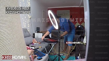 Kriss Hotwife. Casada Safada Recebendo Prestador De Serviço Semi Nua