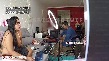 Kriss Hotwife. Casada Safada Recebendo Prestador De Serviço Semi Nua