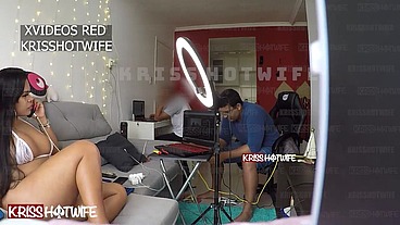 Kriss Hotwife. Casada Safada Recebendo Prestador De Serviço Semi Nua