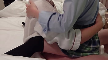 女子高生の制服を着たまま上にまたがって自分でおチンポ入れちゃった 中出しされておマンコの中が精液まみれ 個人撮影 素人
