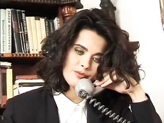 ITA Angelica Bella in group in L'AFFARE SI INGROSSA scene 04