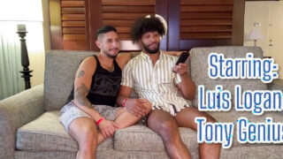 Il tatuato americano dilettante Luis Logan si masturba e si scopa il suo stretto buco senza preservativo