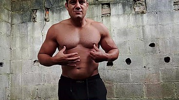 YURI GAÚCHO - BRAZILIAN MUSCLE MAN JERKING OFF - SOLOBOY HANDSOME BIG CUMSHOT