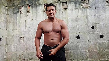 YURI GAÚCHO - BRAZILIAN MUSCLE MAN JERKING OFF - SOLOBOY HANDSOME BIG CUMSHOT