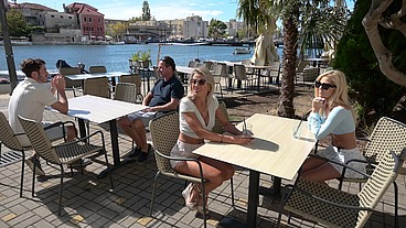 Tantalizing Tourists Chapter 1: Bi Besties Candee Licious And Shalina Devine Toy Their Asses GP3197