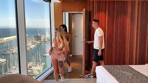 Youtuber entrevista a Mariana Martix y Carla Boom y tiene la suerte de poder comprobar lo bien que trabajan