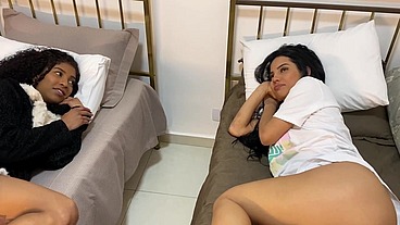 Ela aproveito que eu estava descansando e foi fuder com o meu marido escondido no pelo , mais vai ter troco