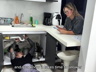 El fontanero me folla y me deja con el coño muy húmedo y abierto - JULIANA ROSE