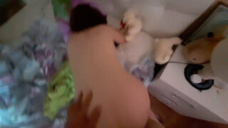 Blonde Schönheit kommt hart beim intensiven Analverkehr im Doggy-Style.