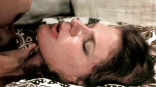 Heißes Mädchen erträgt heftigen Analverkehr