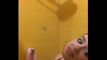 Gostosa safada tomando banho