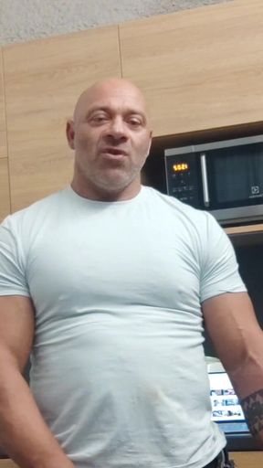 Bodybuilder Daddy Get Sucked off