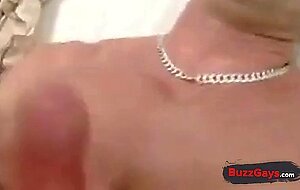 Deutscher Hunk bekommt Bukkake-Ladung im Blowjob-Video