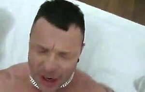 Deutscher Hunk bekommt Bukkake-Ladung im Blowjob-Video