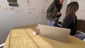 Mi secretaria menea su culo y me deja agarrarle las nalgas