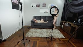 maridao ficou batendo punheta enquanto a mulher dele fazia uma massagem com os pes em outro