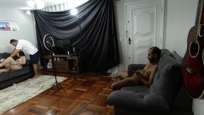 maridao ficou batendo punheta enquanto a mulher dele fazia uma massagem com os pes em outro