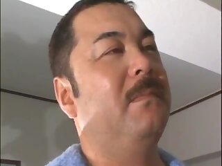 日本大叔和朋友在家里一起做运动