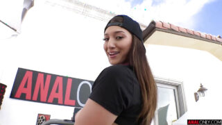 POV-видео, где юная Белла Ролланд получает сперму в свою упругую попку, при этом её большие натуральные груди подпрыгивают.