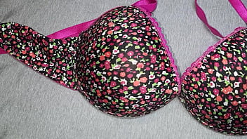 Me la jalo y me vengo en el bra de flores nuevo de mi amiga