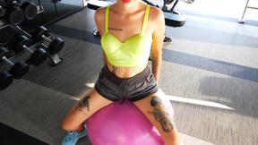 ”Amateur Thai COUGAR gym workout & sex with boyfriends huge dick after”