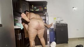 una chica muy caliente se follo al plomero en forma de pago