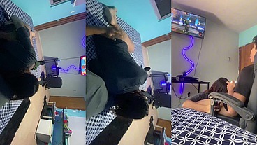 No se da cuenta que la grabo y me la chupa mientras juego xbox