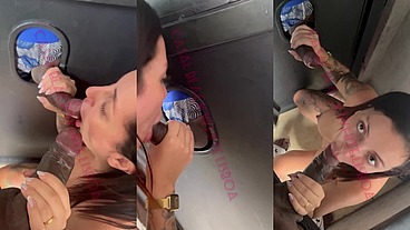 Esposa puta chupando muita rola no buraco da cabine da casa de Swing