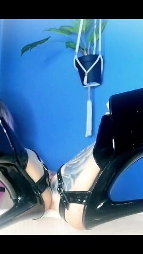Lady Angela Black Plesers Vaping MILF