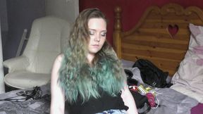 Sophie Washes Her Feet (4K)