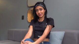 Ruwe seks pijpbeurt, diepe keel, gezichtsneuk – hardcore film van amateur Latijns-Amerikaanse tienermeisje met kleine tieten krijgt ruwe anale neuk