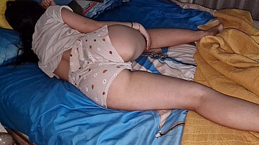 Latina hermosa tiene sexo apasionado con su hermanastro cuando se quedan a solas
