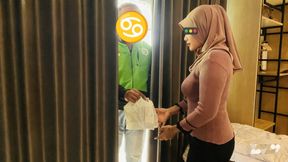 Lucky Ojol Gets Order Using Narrow Pussy