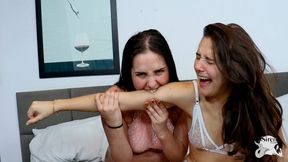 Morder o corpo todo de escravas suculentas! Nhac! Devoro você todinha by Lily Xavier (FULL VERSION)