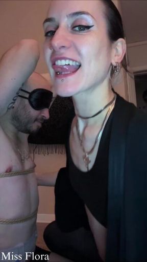 Intime, verspielte Beißsession mit Pingu