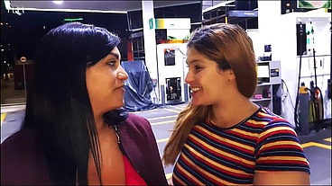 Peladas no posto de gasolina frentista não aguentou e meteu a rola na putinha