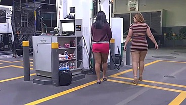 Peladas no posto de gasolina frentista não aguentou e meteu a rola na putinha
