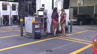 Peladas no posto de gasolina frentista não aguentou e meteu a rola na putinha