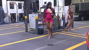 Peladas no posto de gasolina frentista não aguentou e meteu a rola na putinha